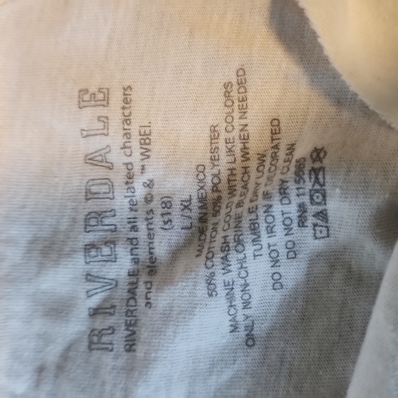 RIVERDALE Vixens Cropped 3/4 Sleeve Split Neckline Baseball Tee - Picture 8 of 8